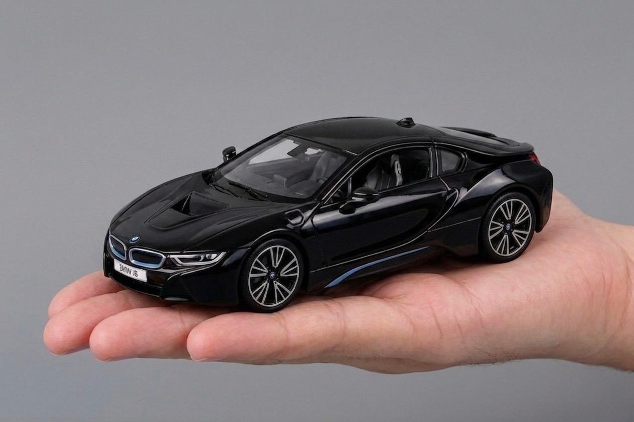 BMW i8 Hybrid Sports Car – 1:24 Scale Precision Model
